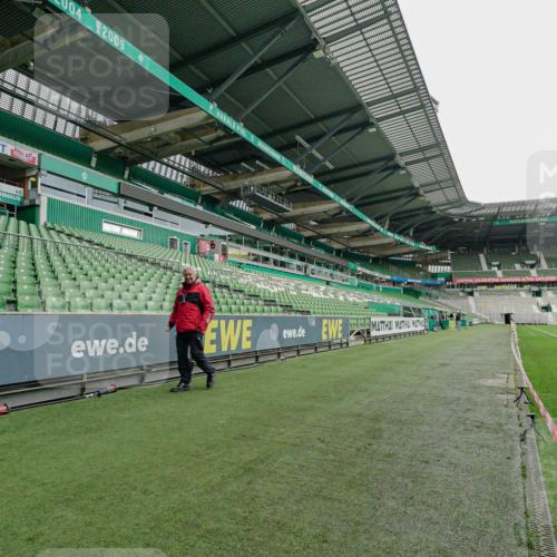 05.10.2025 - 20. swb-Marathon Bremen Michael Burmester http://msf.ph/oto/9275715 05.10.2025 10:13:23 Laufen im Stadion  meine-sportfotos.de