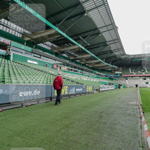 05.10.2025 - 20. swb-Marathon Bremen Michael Burmester http://msf.ph/oto/9275738 05.10.2025 10:13:52 Laufen im Stadion  meine-sportfotos.de