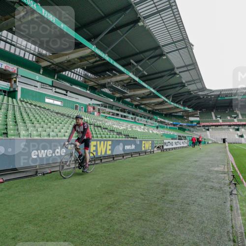 05.10.2025 - 20. swb-Marathon Bremen Michael Burmester http://msf.ph/oto/9275767 05.10.2025 10:14:55 Laufen im Stadion  meine-sportfotos.de