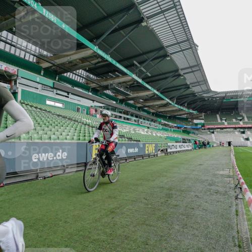 05.10.2025 - 20. swb-Marathon Bremen Michael Burmester http://msf.ph/oto/9275819 05.10.2025 10:15:43 Laufen im Stadion 2, 35 meine-sportfotos.de
