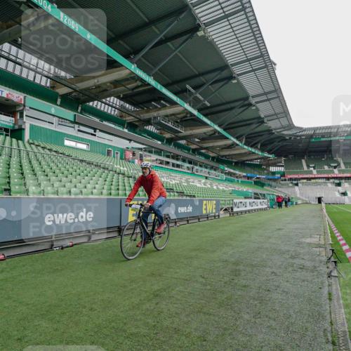 05.10.2025 - 20. swb-Marathon Bremen Michael Burmester http://msf.ph/oto/9275828 05.10.2025 10:15:57 Laufen im Stadion 2, 33, 35, 35 meine-sportfotos.de