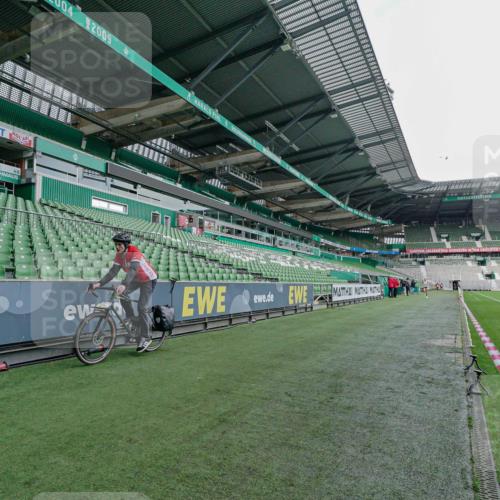 05.10.2025 - 20. swb-Marathon Bremen Michael Burmester http://msf.ph/oto/9276018 05.10.2025 10:17:16 Laufen im Stadion 11 meine-sportfotos.de