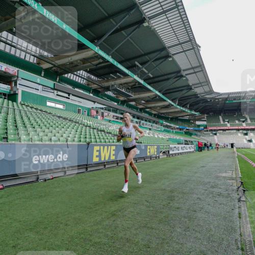 05.10.2025 - 20. swb-Marathon Bremen Michael Burmester http://msf.ph/oto/9276028 05.10.2025 10:17:23 Laufen im Stadion 11, 11739 meine-sportfotos.de