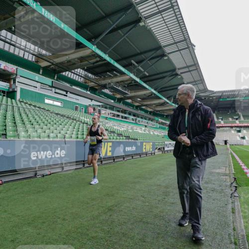 05.10.2025 - 20. swb-Marathon Bremen Michael Burmester http://msf.ph/oto/9276036 05.10.2025 10:17:52 Laufen im Stadion 11, 9291, 10905, 11201, 11739 meine-sportfotos.de