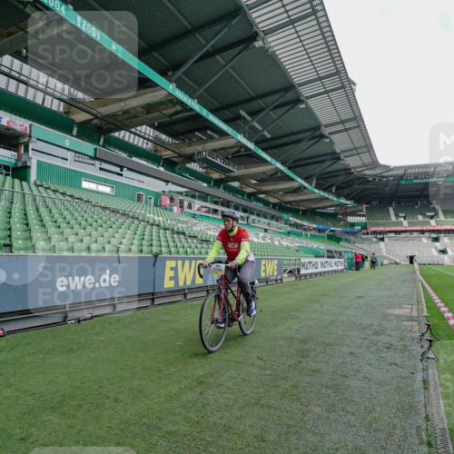 05.10.2025 - 20. swb-Marathon Bremen Michael Burmester http://msf.ph/oto/9276095 05.10.2025 10:18:42 Laufen im Stadion 9280, 9996, 11201, 11730, 9291, 10905 meine-sportfotos.de