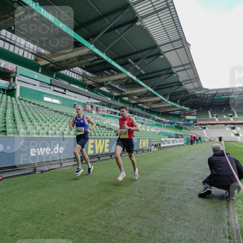 05.10.2025 - 20. swb-Marathon Bremen Michael Burmester http://msf.ph/oto/9276117 05.10.2025 10:19:08 Laufen im Stadion 9996, 10247, 10894, 11130, 11730, 9280 meine-sportfotos.de