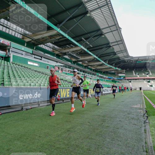 05.10.2025 - 20. swb-Marathon Bremen Michael Burmester http://msf.ph/oto/9276147 05.10.2025 10:20:14 Laufen im Stadion 9319, 9320, 9340, 9694, 9697, 9851, 10410, 10476, 10538, 10718, 11013, 11341, 11443, 9320, 10247, 10894, 11130 meine-sportfotos.de