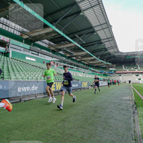 05.10.2025 - 20. swb-Marathon Bremen Michael Burmester http://msf.ph/oto/9276158 05.10.2025 10:20:15 Laufen im Stadion 9319, 9340, 9694, 9697, 9851, 10410, 10476, 10538, 10718, 11013, 11341, 11443, 9320, 10247, 10894, 11130 meine-sportfotos.de