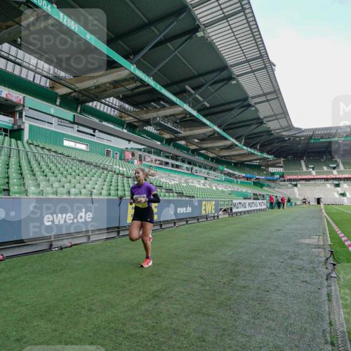 05.10.2025 - 20. swb-Marathon Bremen Michael Burmester http://msf.ph/oto/9276167 05.10.2025 10:20:21 Laufen im Stadion 9319, 9340, 9694, 9697, 10410, 10476, 10538, 11013, 11341, 11443, 9320, 9851, 10718, 10894, 11130 meine-sportfotos.de