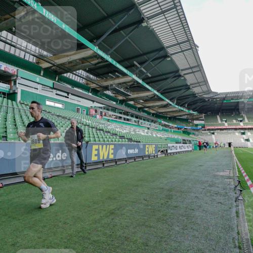 05.10.2025 - 20. swb-Marathon Bremen Michael Burmester http://msf.ph/oto/9276241 05.10.2025 10:21:38 Laufen im Stadion 9429, 9480, 9565, 9586, 9809, 9829, 9833, 10347, 10425, 10501, 10704, 10775, 11021, 11176, 11213, 11465, 11687, 9336, 9527, 9596, 10372, 11185, 11188 meine-sportfotos.de