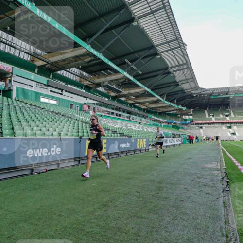 05.10.2025 - 20. swb-Marathon Bremen Michael Burmester http://msf.ph/oto/9276287 05.10.2025 10:22:19 Laufen im Stadion 7111, 9341, 9586, 9755, 9809, 10358, 10409, 10517, 10704, 10775, 10862, 11021, 11132, 11430, 11594, 9565, 10347, 10425, 10501, 10704, 11176, 11213, 11465 meine-sportfotos.de