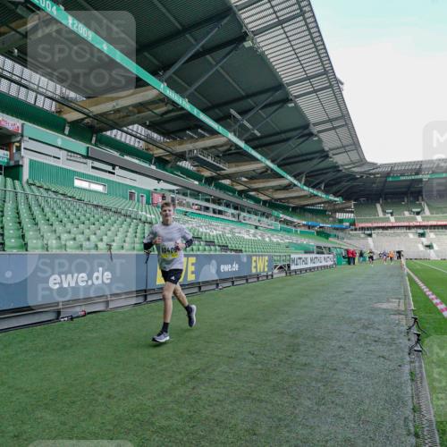 05.10.2025 - 20. swb-Marathon Bremen Michael Burmester http://msf.ph/oto/9276297 05.10.2025 10:22:21 Laufen im Stadion 7111, 9341, 9586, 9755, 9809, 10358, 10409, 10517, 10775, 10862, 10967, 11021, 11132, 11343, 11430, 11594, 9565, 10347, 10425, 10501, 10704, 11176, 11213, 11465 meine-sportfotos.de