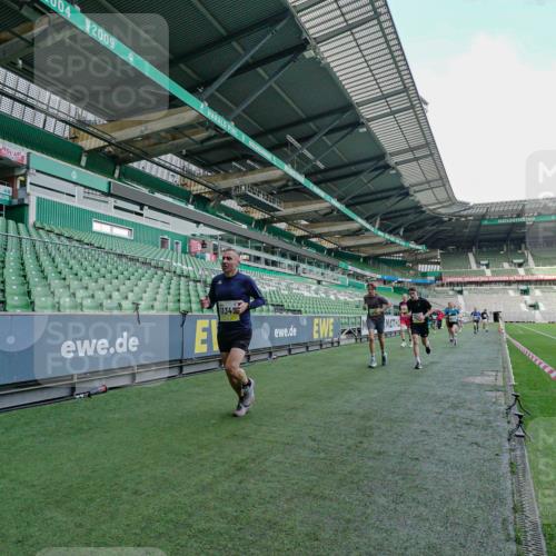 05.10.2025 - 20. swb-Marathon Bremen Michael Burmester http://msf.ph/oto/9276306 05.10.2025 10:22:39 Laufen im Stadion 7111, 9239, 9341, 9504, 9755, 9863, 10052, 10171, 10175, 10176, 10352, 10358, 10409, 10517, 10525, 10847, 10862, 10908, 10967, 11132, 11328, 11335, 11343, 11349, 11430, 11594, 9586, 9809, 10704, 10775, 11021 meine-sportfotos.de