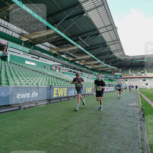 05.10.2025 - 20. swb-Marathon Bremen Michael Burmester http://msf.ph/oto/9276316 05.10.2025 10:22:41 Laufen im Stadion 7111, 9239, 9341, 9504, 9755, 9863, 10052, 10171, 10175, 10176, 10352, 10358, 10409, 10517, 10525, 10847, 10862, 10908, 10967, 11132, 11328, 11335, 11343, 11349, 11430, 11594, 9586, 9809, 10775, 11021 meine-sportfotos.de