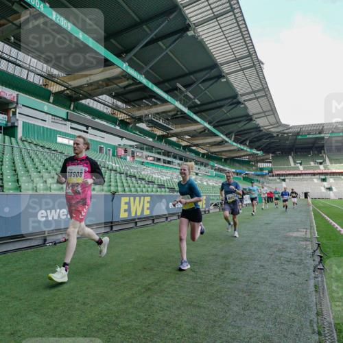 05.10.2025 - 20. swb-Marathon Bremen Michael Burmester http://msf.ph/oto/9276336 05.10.2025 10:22:43 Laufen im Stadion 7111, 9239, 9341, 9504, 9755, 9863, 10052, 10171, 10175, 10176, 10352, 10358, 10409, 10517, 10525, 10847, 10862, 10908, 10967, 11132, 11328, 11335, 11343, 11349, 11430, 11594, 9586, 9809, 10775, 10862, 11021, 11132 meine-sportfotos.de