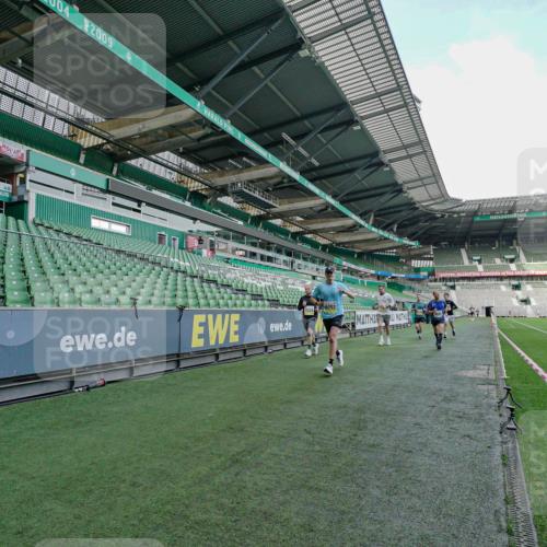 05.10.2025 - 20. swb-Marathon Bremen Michael Burmester http://msf.ph/oto/9276345 05.10.2025 10:22:45 Laufen im Stadion 7111, 9239, 9341, 9504, 9755, 9863, 10052, 10171, 10175, 10176, 10352, 10358, 10409, 10517, 10525, 10847, 10908, 10967, 11328, 11335, 11343, 11349, 11430, 11594, 9586, 9809, 10358, 10775, 10862, 11021, 11132 meine-sportfotos.de