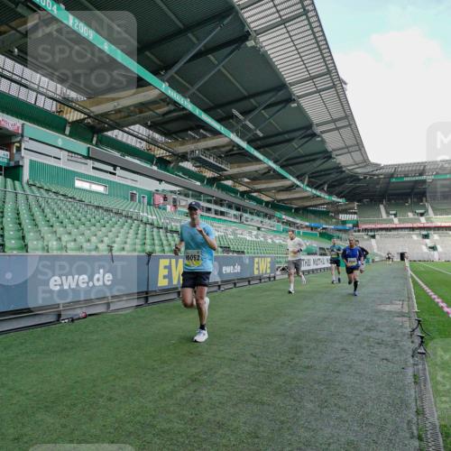 05.10.2025 - 20. swb-Marathon Bremen Michael Burmester http://msf.ph/oto/9276355 05.10.2025 10:22:46 Laufen im Stadion 7111, 9239, 9341, 9504, 9755, 9863, 10052, 10171, 10175, 10176, 10352, 10409, 10517, 10525, 10847, 10908, 10967, 11328, 11335, 11343, 11349, 11430, 11594, 9341, 9586, 9809, 10358, 10775, 10862, 11132 meine-sportfotos.de