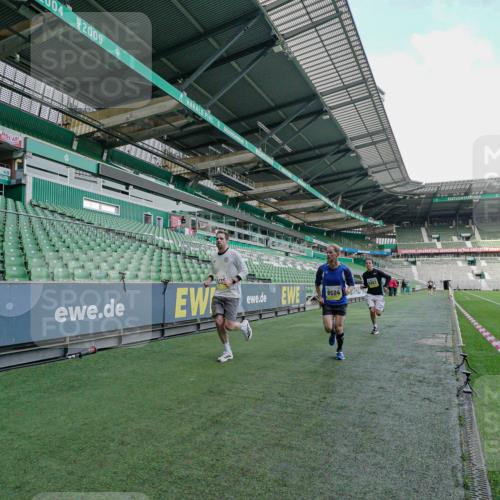 05.10.2025 - 20. swb-Marathon Bremen Michael Burmester http://msf.ph/oto/9276365 05.10.2025 10:22:47 Laufen im Stadion 7111, 9239, 9504, 9755, 9863, 10052, 10171, 10175, 10176, 10352, 10409, 10517, 10525, 10847, 10908, 10967, 11328, 11335, 11343, 11349, 11430, 11594, 9341, 9586, 9809, 10358, 10775, 10862, 11132 meine-sportfotos.de