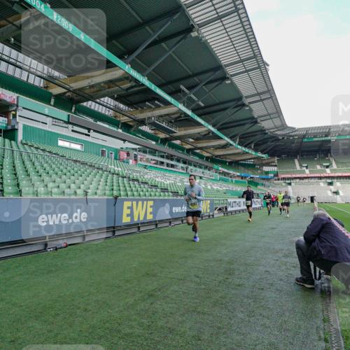 05.10.2025 - 20. swb-Marathon Bremen Michael Burmester http://msf.ph/oto/9276409 05.10.2025 10:23:17 Laufen im Stadion 9239, 9289, 9403, 9504, 9671, 9863, 9922, 10052, 10070, 10161, 10171, 10175, 10176, 10352, 10525, 10565, 10606, 10658, 10686, 10753, 10847, 10908, 10952, 10967, 11067, 11069, 11328, 11335, 11343, 11349, 11594, 7111, 10409, 10517, 11430 meine-sportfotos.de