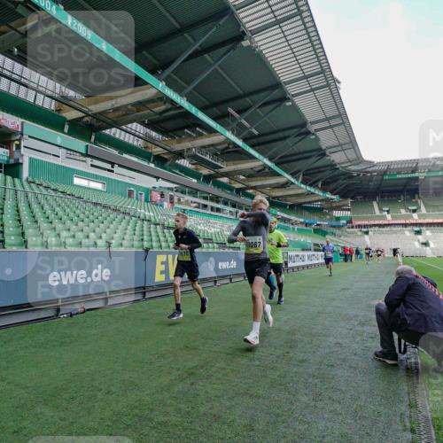 05.10.2025 - 20. swb-Marathon Bremen Michael Burmester http://msf.ph/oto/9276421 05.10.2025 10:23:21 Laufen im Stadion 9213, 9239, 9289, 9403, 9504, 9671, 9863, 9922, 10052, 10070, 10161, 10171, 10175, 10176, 10352, 10525, 10565, 10606, 10658, 10686, 10753, 10847, 10908, 10952, 10967, 11067, 11069, 11328, 11335, 11343, 11349, 11474, 11710, 7111, 10409, 10517, 10967, 11343, 11430, 11594 meine-sportfotos.de