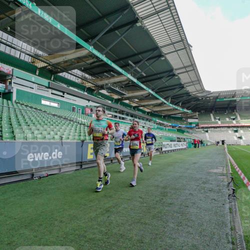 05.10.2025 - 20. swb-Marathon Bremen Michael Burmester http://msf.ph/oto/9276454 05.10.2025 10:23:34 Laufen im Stadion 9213, 9289, 9403, 9671, 9863, 9922, 10052, 10070, 10161, 10276, 10352, 10525, 10565, 10606, 10658, 10686, 10753, 10952, 11067, 11069, 11114, 11328, 11335, 11418, 11474, 11567, 11710, 9239, 9504, 10171, 10175, 10176, 10352, 10847, 10908, 10967, 11343, 11349, 11594 meine-sportfotos.de