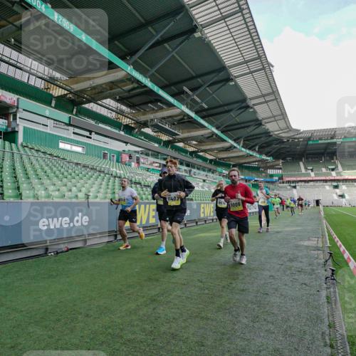 05.10.2025 - 20. swb-Marathon Bremen Michael Burmester http://msf.ph/oto/9276491 05.10.2025 10:25:28 Laufen im Stadion 9006, 9302, 9361, 9558, 9614, 9775, 9849, 9865, 9884, 9919, 9967, 10104, 10155, 10306, 10348, 10375, 10474, 10505, 10541, 10553, 10652, 10666, 10979, 11217, 11230, 11256, 11304, 11316, 11346, 11403, 11503, 11581, 11640, 11666, 11745, 8187, 9253, 9700, 10208, 10691, 10744, 10838, 10910, 11217, 11476, 11725 meine-sportfotos.de