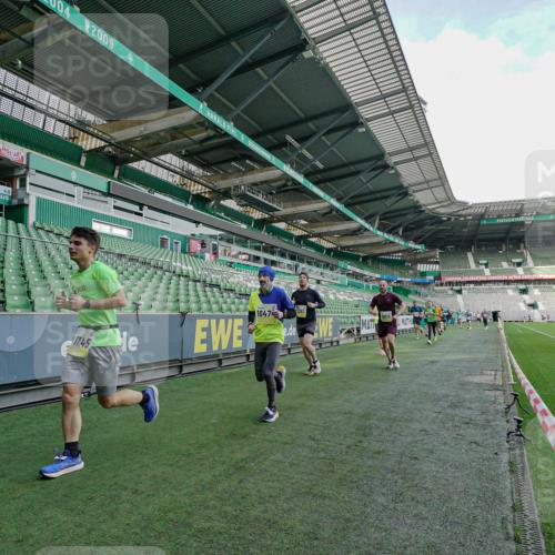 05.10.2025 - 20. swb-Marathon Bremen Michael Burmester http://msf.ph/oto/9276499 05.10.2025 10:25:34 Laufen im Stadion 9006, 9302, 9361, 9558, 9614, 9775, 9849, 9865, 9884, 9919, 9967, 10104, 10155, 10306, 10348, 10474, 10505, 10541, 10553, 10554, 10652, 10666, 10961, 10979, 11178, 11230, 11256, 11304, 11316, 11346, 11403, 11422, 11503, 11581, 11666, 11745, 8187, 9253, 9700, 10208, 10375, 10691, 10910, 11217, 11476, 11640, 11725 meine-sportfotos.de