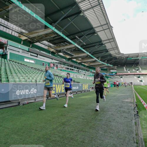 05.10.2025 - 20. swb-Marathon Bremen Michael Burmester http://msf.ph/oto/9276508 05.10.2025 10:25:44 Laufen im Stadion 9006, 9170, 9302, 9361, 9558, 9614, 9775, 9849, 9865, 9884, 9919, 9967, 10104, 10155, 10306, 10348, 10474, 10505, 10541, 10553, 10554, 10559, 10652, 10666, 10780, 10961, 11178, 11230, 11256, 11316, 11346, 11403, 11422, 11503, 11581, 11617, 11666, 11745, 8187, 9253, 9700, 10375, 10910, 10979, 11217, 11304, 11640 meine-sportfotos.de