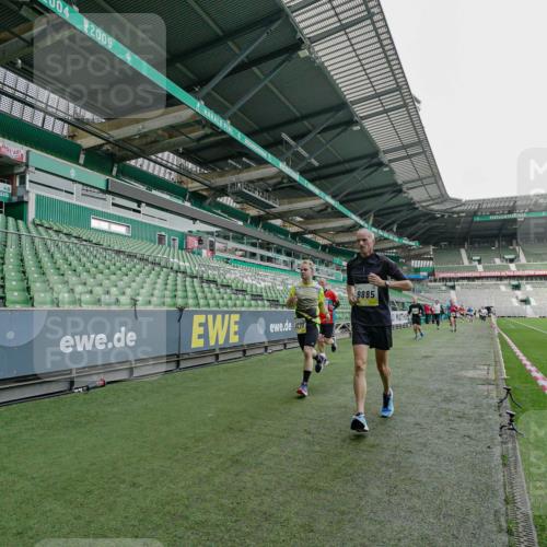 05.10.2025 - 20. swb-Marathon Bremen Michael Burmester http://msf.ph/oto/9276564 05.10.2025 10:26:57 Laufen im Stadion 28, 9009, 9202, 9250, 9270, 9285, 9290, 9351, 9362, 9396, 9400, 9411, 9500, 9545, 9590, 9678, 9709, 9711, 9876, 9878, 9885, 9897, 9921, 9960, 9961, 10045, 10053, 10090, 10091, 10092, 10277, 10351, 10411, 10431, 10447, 10568, 10633, 10634, 10639, 10649, 10682, 10750, 10773, 10792, 10823, 10898, 10947, 11074, 11362, 11585, 11645, 11648, 11683, 11714, 11715, 8000, 9250, 9963, 10044, 10304, 10559, 10624, 10780, 10816, 10851, 11488, 11617 meine-sportfotos.de