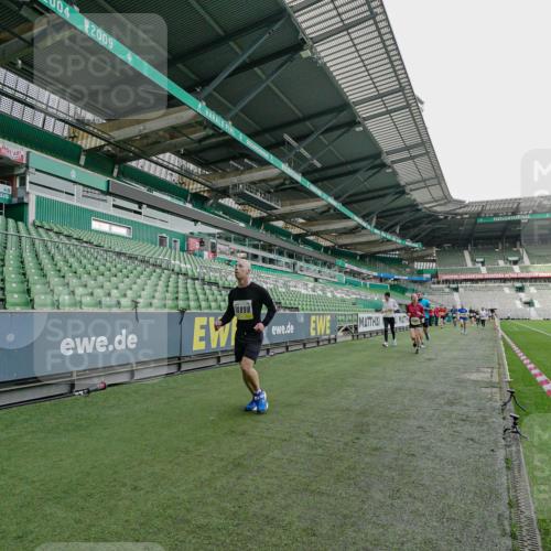 05.10.2025 - 20. swb-Marathon Bremen Michael Burmester http://msf.ph/oto/9276582 05.10.2025 10:27:02 Laufen im Stadion 28, 9009, 9202, 9270, 9285, 9290, 9339, 9351, 9362, 9396, 9400, 9411, 9500, 9545, 9590, 9678, 9709, 9711, 9876, 9878, 9885, 9897, 9921, 9960, 9961, 10045, 10091, 10092, 10277, 10351, 10411, 10431, 10447, 10568, 10633, 10634, 10639, 10649, 10682, 10750, 10773, 10792, 10823, 10898, 10947, 11074, 11362, 11585, 11645, 11648, 11683, 11714, 11715, 8000, 9250, 9963, 10044, 10053, 10090, 10304, 10447, 10624, 10816, 10851, 11488 meine-sportfotos.de