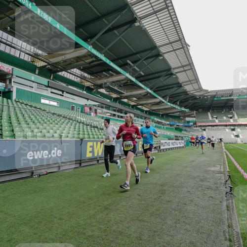 05.10.2025 - 20. swb-Marathon Bremen Michael Burmester http://msf.ph/oto/9276592 05.10.2025 10:27:04 Laufen im Stadion 28, 9009, 9202, 9270, 9285, 9290, 9339, 9351, 9362, 9396, 9400, 9411, 9500, 9545, 9590, 9670, 9678, 9709, 9711, 9876, 9878, 9885, 9897, 9921, 9960, 9961, 10045, 10091, 10092, 10277, 10351, 10411, 10431, 10568, 10633, 10634, 10639, 10649, 10682, 10750, 10773, 10792, 10818, 10822, 10823, 10898, 10947, 11074, 11362, 11585, 11645, 11648, 11683, 11714, 11715, 8000, 9250, 9963, 10044, 10053, 10090, 10304, 10447, 10624, 10633, 10816, 10851, 11488 meine-sportfotos.de