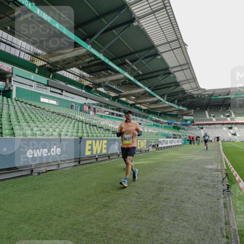 05.10.2025 - 20. swb-Marathon Bremen Michael Burmester http://msf.ph/oto/9276727 05.10.2025 10:27:33 Laufen im Stadion 28, 9270, 9339, 9351, 9362, 9397, 9400, 9500, 9546, 9670, 9678, 9709, 9711, 9876, 9885, 9961, 10091, 10092, 10277, 10351, 10411, 10452, 10568, 10634, 10637, 10639, 10661, 10676, 10750, 10792, 10818, 10822, 10898, 10947, 11074, 11167, 11299, 11362, 11446, 11462, 11645, 11659, 11678, 11683, 9009, 9202, 9285, 9290, 9396, 9400, 9411, 9590, 9878, 9897, 9921, 9960, 10045, 10649, 10682, 10773, 10823, 11585, 11714 meine-sportfotos.de