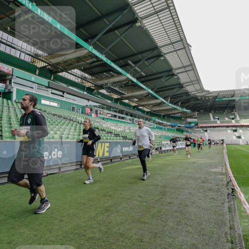 05.10.2025 - 20. swb-Marathon Bremen Michael Burmester http://msf.ph/oto/9276804 05.10.2025 10:27:50 Laufen im Stadion 28, 1138, 7414, 9206, 9244, 9339, 9397, 9413, 9500, 9546, 9670, 9709, 9711, 10177, 10211, 10319, 10452, 10509, 10634, 10637, 10639, 10661, 10676, 10750, 10818, 10822, 10850, 10858, 10947, 11074, 11167, 11189, 11268, 11299, 11327, 11446, 11462, 11628, 11659, 11678, 28, 9270, 9351, 9362, 9400, 9411, 9678, 9876, 9885, 9961, 10045, 10091, 10092, 10277, 10351, 10411, 10568, 10792, 10898, 11362, 11645, 11683 meine-sportfotos.de
