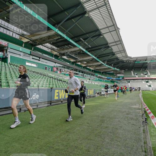 05.10.2025 - 20. swb-Marathon Bremen Michael Burmester http://msf.ph/oto/9276814 05.10.2025 10:27:51 Laufen im Stadion 1138, 7414, 9206, 9244, 9339, 9397, 9413, 9500, 9546, 9670, 9709, 9711, 10177, 10211, 10319, 10382, 10452, 10509, 10634, 10637, 10639, 10661, 10667, 10676, 10750, 10818, 10822, 10850, 10858, 10947, 11074, 11167, 11189, 11268, 11299, 11327, 11446, 11462, 11628, 11659, 11678, 28, 9270, 9351, 9362, 9400, 9678, 9876, 9885, 9961, 10091, 10092, 10277, 10351, 10411, 10568, 10634, 10792, 10898, 11362, 11645, 11683 meine-sportfotos.de