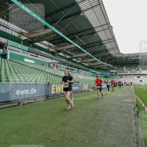 05.10.2025 - 20. swb-Marathon Bremen Michael Burmester http://msf.ph/oto/9276833 05.10.2025 10:27:53 Laufen im Stadion 1138, 7414, 9200, 9206, 9223, 9244, 9339, 9397, 9413, 9500, 9546, 9670, 9709, 9711, 10177, 10211, 10319, 10382, 10452, 10509, 10637, 10639, 10661, 10667, 10676, 10750, 10818, 10822, 10850, 10858, 10947, 11074, 11167, 11189, 11268, 11299, 11327, 11446, 11462, 11628, 11659, 11678, 11705, 28, 9270, 9351, 9362, 9400, 9678, 9876, 9885, 9961, 10091, 10092, 10277, 10351, 10411, 10568, 10634, 10750, 10792, 10898, 11362, 11645, 11683 meine-sportfotos.de