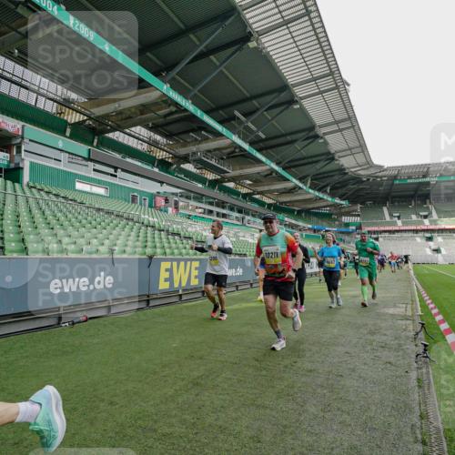 05.10.2025 - 20. swb-Marathon Bremen Michael Burmester http://msf.ph/oto/9276903 05.10.2025 10:28:07 Laufen im Stadion 1138, 7414, 9200, 9206, 9207, 9216, 9222, 9223, 9244, 9293, 9366, 9377, 9397, 9406, 9413, 9546, 9665, 9955, 10047, 10177, 10211, 10266, 10268, 10303, 10319, 10350, 10382, 10428, 10452, 10509, 10637, 10661, 10667, 10676, 10688, 10789, 10850, 10858, 10953, 11104, 11167, 11189, 11244, 11268, 11299, 11327, 11446, 11462, 11498, 11513, 11579, 11628, 11678, 11705, 28, 9339, 9500, 9670, 9709, 9711, 9961, 10634, 10639, 10750, 10898, 10947 meine-sportfotos.de
