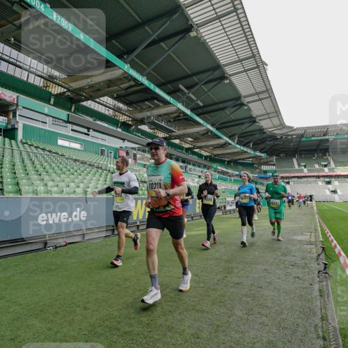 05.10.2025 - 20. swb-Marathon Bremen Michael Burmester http://msf.ph/oto/9276912 05.10.2025 10:28:07 Laufen im Stadion 1138, 7414, 9200, 9206, 9207, 9216, 9222, 9223, 9244, 9293, 9366, 9377, 9397, 9406, 9413, 9546, 9665, 9955, 10047, 10177, 10211, 10266, 10268, 10303, 10319, 10350, 10382, 10428, 10452, 10509, 10637, 10661, 10667, 10676, 10688, 10789, 10850, 10858, 10953, 11104, 11167, 11189, 11244, 11268, 11299, 11327, 11446, 11462, 11498, 11513, 11579, 11628, 11678, 11705, 28, 9339, 9500, 9670, 9709, 9711, 9961, 10634, 10639, 10750, 10898, 10947 meine-sportfotos.de