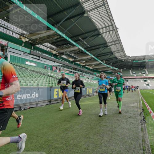 05.10.2025 - 20. swb-Marathon Bremen Michael Burmester http://msf.ph/oto/9276920 05.10.2025 10:28:08 Laufen im Stadion 1138, 7414, 9200, 9206, 9207, 9216, 9222, 9223, 9244, 9293, 9366, 9377, 9397, 9406, 9413, 9546, 9665, 9955, 10047, 10177, 10211, 10266, 10268, 10303, 10319, 10350, 10382, 10428, 10452, 10509, 10637, 10661, 10667, 10676, 10688, 10789, 10850, 10858, 10953, 11104, 11167, 11189, 11244, 11268, 11299, 11327, 11446, 11462, 11498, 11513, 11579, 11628, 11678, 11705, 28, 9339, 9500, 9670, 9709, 9711, 9961, 10634, 10639, 10750, 10947 meine-sportfotos.de