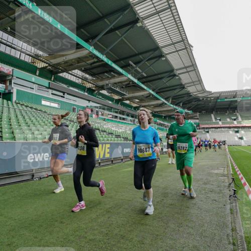 05.10.2025 - 20. swb-Marathon Bremen Michael Burmester http://msf.ph/oto/9276925 05.10.2025 10:28:08 Laufen im Stadion 1138, 7414, 9200, 9206, 9207, 9216, 9222, 9223, 9244, 9293, 9366, 9377, 9397, 9406, 9413, 9546, 9665, 9955, 10047, 10177, 10211, 10266, 10268, 10303, 10319, 10350, 10382, 10428, 10452, 10509, 10637, 10661, 10667, 10676, 10688, 10789, 10850, 10858, 10953, 11104, 11167, 11189, 11244, 11268, 11299, 11327, 11446, 11462, 11498, 11513, 11579, 11628, 11678, 11705, 28, 9339, 9500, 9670, 9709, 9711, 9961, 10634, 10639, 10750, 10947 meine-sportfotos.de