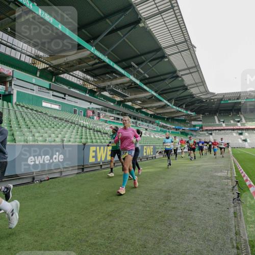 05.10.2025 - 20. swb-Marathon Bremen Michael Burmester http://msf.ph/oto/9276951 05.10.2025 10:28:11 Laufen im Stadion 1138, 7414, 9200, 9206, 9207, 9216, 9222, 9223, 9244, 9293, 9298, 9366, 9377, 9397, 9406, 9413, 9546, 9665, 9706, 9955, 10047, 10177, 10211, 10266, 10268, 10303, 10319, 10350, 10382, 10428, 10452, 10509, 10637, 10661, 10667, 10676, 10688, 10789, 10850, 10858, 10931, 10953, 11104, 11167, 11189, 11244, 11268, 11299, 11327, 11462, 11498, 11513, 11579, 11628, 11678, 11705, 9339, 9500, 9670, 9709, 9711, 10634, 10639, 10750, 10947 meine-sportfotos.de