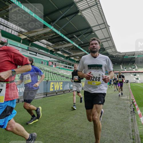 05.10.2025 - 20. swb-Marathon Bremen Michael Burmester http://msf.ph/oto/9277031 05.10.2025 10:28:17 Laufen im Stadion 1138, 7414, 9200, 9206, 9207, 9216, 9222, 9223, 9244, 9293, 9298, 9366, 9377, 9397, 9406, 9413, 9546, 9562, 9665, 9706, 9955, 10047, 10109, 10177, 10211, 10266, 10268, 10303, 10319, 10350, 10382, 10428, 10452, 10509, 10519, 10637, 10661, 10667, 10676, 10688, 10789, 10850, 10858, 10875, 10931, 10953, 10973, 11104, 11167, 11189, 11244, 11248, 11268, 11299, 11327, 11330, 11357, 11462, 11498, 11513, 11561, 11579, 11628, 11705, 9339, 9670, 10637 meine-sportfotos.de