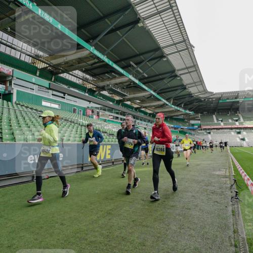 05.10.2025 - 20. swb-Marathon Bremen Michael Burmester http://msf.ph/oto/9277057 05.10.2025 10:28:21 Laufen im Stadion 1138, 7414, 9200, 9206, 9207, 9216, 9222, 9223, 9244, 9293, 9298, 9366, 9377, 9397, 9404, 9406, 9413, 9546, 9562, 9665, 9706, 9810, 9955, 10047, 10109, 10131, 10177, 10211, 10266, 10268, 10303, 10319, 10350, 10382, 10428, 10509, 10519, 10661, 10667, 10676, 10688, 10789, 10850, 10858, 10875, 10931, 10953, 10973, 11104, 11167, 11189, 11244, 11248, 11268, 11299, 11327, 11330, 11357, 11462, 11498, 11513, 11561, 11579, 11628, 11705, 9339, 9670, 10452, 10637 meine-sportfotos.de