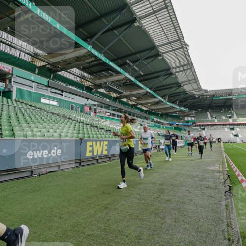 05.10.2025 - 20. swb-Marathon Bremen Michael Burmester http://msf.ph/oto/9277138 05.10.2025 10:28:30 Laufen im Stadion 1138, 7414, 9200, 9206, 9207, 9216, 9222, 9223, 9244, 9293, 9298, 9366, 9377, 9397, 9404, 9406, 9413, 9562, 9665, 9706, 9810, 9955, 10047, 10109, 10131, 10177, 10211, 10266, 10268, 10303, 10319, 10350, 10382, 10428, 10509, 10519, 10661, 10667, 10688, 10789, 10850, 10858, 10875, 10931, 10953, 10973, 11104, 11189, 11244, 11248, 11268, 11327, 11330, 11357, 11498, 11513, 11561, 11573, 11579, 11628, 11705, 9546, 10452, 10637, 10676, 11167 meine-sportfotos.de
