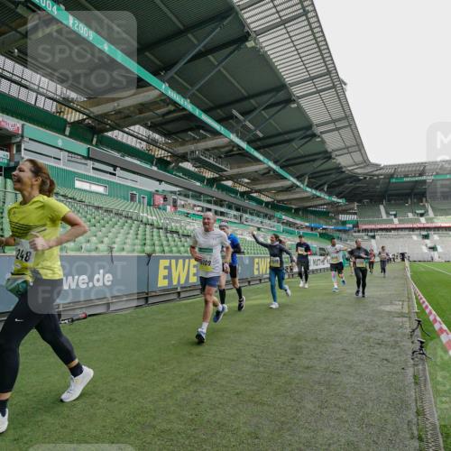 05.10.2025 - 20. swb-Marathon Bremen Michael Burmester http://msf.ph/oto/9277149 05.10.2025 10:28:31 Laufen im Stadion 1138, 7414, 9200, 9206, 9207, 9216, 9222, 9223, 9244, 9293, 9298, 9366, 9377, 9397, 9404, 9406, 9413, 9562, 9665, 9706, 9810, 9955, 10047, 10109, 10131, 10177, 10211, 10266, 10268, 10303, 10319, 10350, 10382, 10428, 10509, 10519, 10661, 10667, 10688, 10789, 10850, 10858, 10875, 10931, 10953, 10973, 11104, 11189, 11244, 11248, 11268, 11327, 11330, 11357, 11498, 11513, 11561, 11573, 11579, 11628, 11705, 9397, 9546, 10452, 10637, 10676, 11167 meine-sportfotos.de