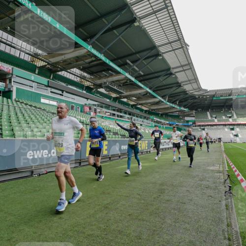05.10.2025 - 20. swb-Marathon Bremen Michael Burmester http://msf.ph/oto/9277158 05.10.2025 10:28:32 Laufen im Stadion 1138, 7414, 9200, 9206, 9207, 9216, 9222, 9223, 9244, 9293, 9298, 9366, 9377, 9404, 9406, 9413, 9562, 9665, 9706, 9810, 9955, 10047, 10109, 10131, 10177, 10211, 10266, 10268, 10303, 10319, 10350, 10382, 10428, 10509, 10519, 10661, 10667, 10688, 10789, 10850, 10858, 10875, 10931, 10953, 10973, 11104, 11189, 11244, 11248, 11268, 11327, 11330, 11357, 11498, 11513, 11561, 11573, 11579, 11628, 11705, 9397, 9546, 10452, 10637, 10676, 11167 meine-sportfotos.de