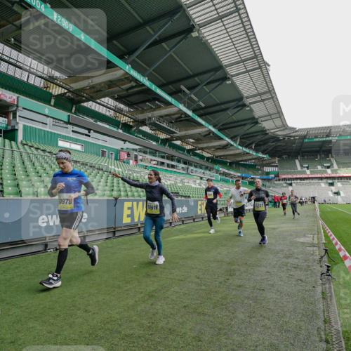 05.10.2025 - 20. swb-Marathon Bremen Michael Burmester http://msf.ph/oto/9277164 05.10.2025 10:28:32 Laufen im Stadion 1138, 7414, 9200, 9206, 9207, 9216, 9222, 9223, 9244, 9293, 9298, 9366, 9377, 9404, 9406, 9413, 9562, 9665, 9706, 9810, 9955, 10047, 10109, 10131, 10177, 10211, 10266, 10268, 10303, 10319, 10350, 10382, 10428, 10509, 10519, 10661, 10667, 10688, 10789, 10850, 10858, 10875, 10931, 10953, 10973, 11104, 11189, 11244, 11248, 11268, 11327, 11330, 11357, 11498, 11513, 11561, 11573, 11579, 11628, 11705, 9397, 9546, 10452, 10637, 10676, 11167 meine-sportfotos.de