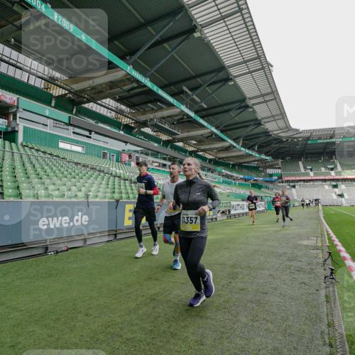 05.10.2025 - 20. swb-Marathon Bremen Michael Burmester http://msf.ph/oto/9277188 05.10.2025 10:28:34 Laufen im Stadion 1138, 7414, 9200, 9206, 9207, 9216, 9222, 9223, 9244, 9293, 9298, 9366, 9377, 9404, 9406, 9413, 9562, 9665, 9706, 9810, 9955, 10047, 10062, 10109, 10131, 10177, 10211, 10266, 10268, 10303, 10319, 10350, 10382, 10428, 10509, 10519, 10667, 10688, 10789, 10850, 10858, 10875, 10888, 10931, 10953, 10973, 11104, 11189, 11244, 11248, 11268, 11327, 11330, 11357, 11498, 11513, 11561, 11573, 11579, 11628, 11705, 9397, 9546, 10452, 10637, 10661, 10676, 11167 meine-sportfotos.de