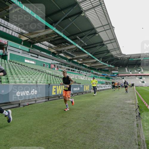 05.10.2025 - 20. swb-Marathon Bremen Michael Burmester http://msf.ph/oto/9277259 05.10.2025 10:28:58 Laufen im Stadion 9216, 9218, 9298, 9366, 9377, 9404, 9406, 9428, 9478, 9556, 9562, 9626, 9627, 9641, 9665, 9693, 9706, 9729, 9810, 9955, 9969, 9986, 10047, 10062, 10089, 10109, 10131, 10266, 10268, 10303, 10381, 10428, 10519, 10723, 10733, 10789, 10799, 10875, 10888, 10929, 10931, 10953, 10973, 11057, 11104, 11119, 11187, 11244, 11248, 11292, 11330, 11357, 11513, 11561, 11573, 11637, 1138, 7414, 9200, 9206, 9207, 9216, 9222, 9223, 9244, 9293, 9413, 10177, 10211, 10319 meine-sportfotos.de