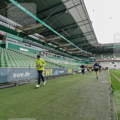05.10.2025 - 20. swb-Marathon Bremen Michael Burmester http://msf.ph/oto/9277265 05.10.2025 10:29:00 Laufen im Stadion 9218, 9298, 9366, 9404, 9406, 9428, 9478, 9555, 9556, 9562, 9626, 9627, 9641, 9665, 9693, 9696, 9706, 9729, 9810, 9955, 9969, 9986, 10047, 10062, 10089, 10109, 10131, 10266, 10268, 10303, 10381, 10428, 10519, 10723, 10733, 10789, 10799, 10875, 10888, 10929, 10931, 10953, 10973, 11005, 11057, 11104, 11119, 11187, 11244, 11248, 11292, 11330, 11357, 11561, 11573, 11637, 7414, 9200, 9206, 9207, 9216, 9222, 9223, 9244, 9293, 9366, 9377, 9413, 10177, 10211, 10319 meine-sportfotos.de