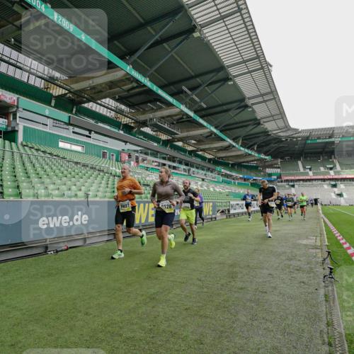 05.10.2025 - 20. swb-Marathon Bremen Michael Burmester http://msf.ph/oto/9277282 05.10.2025 10:29:05 Laufen im Stadion 9218, 9298, 9404, 9428, 9478, 9555, 9556, 9562, 9626, 9627, 9641, 9693, 9696, 9706, 9729, 9810, 9924, 9929, 9958, 9969, 9986, 10062, 10073, 10089, 10109, 10131, 10303, 10381, 10519, 10601, 10715, 10723, 10733, 10789, 10799, 10875, 10888, 10929, 10931, 10973, 11005, 11057, 11119, 11187, 11248, 11292, 11330, 11357, 11561, 11573, 11637, 7414, 9200, 9206, 9207, 9216, 9222, 9223, 9244, 9293, 9366, 9377, 9406, 9665, 9955, 10047, 10211, 10266, 10268, 10303 meine-sportfotos.de